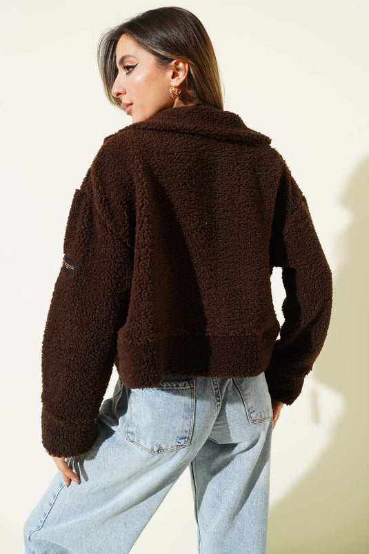 سترة قصيرة من الفرو مع شارة صدرية بني