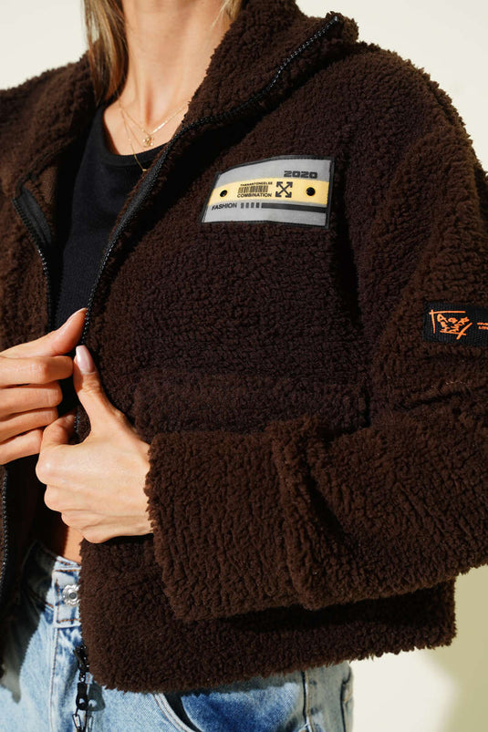 سترة قصيرة من الفرو مع شارة صدرية بني