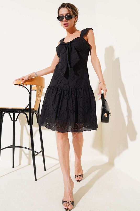 Schwarzes, besticktes Kleid mit Brustbinde