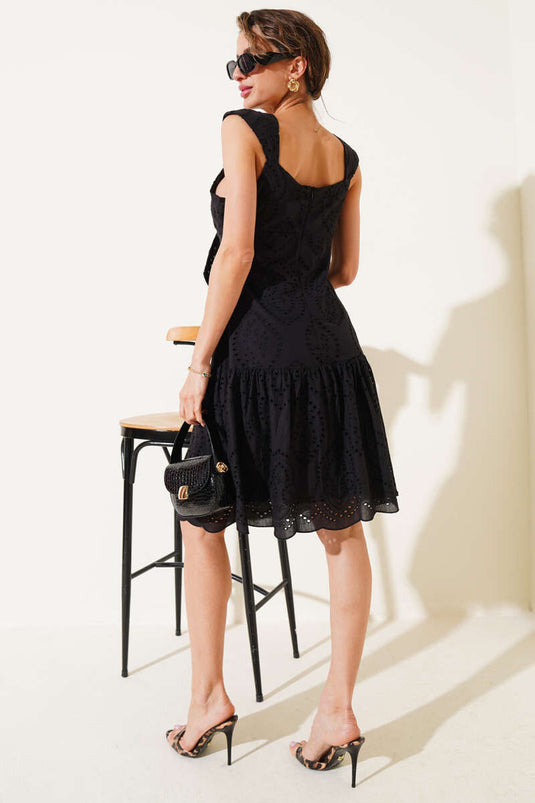 Schwarzes, besticktes Kleid mit Brustbinde