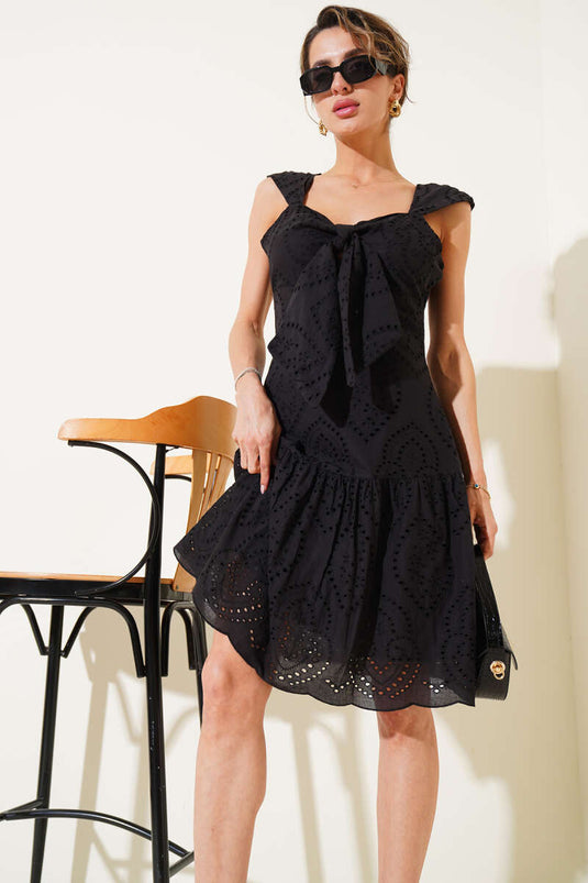 Schwarzes, besticktes Kleid mit Brustbinde