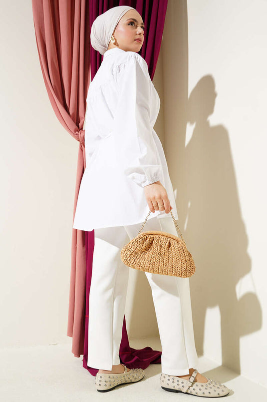 قميص أبيض مطوي عند الصدر