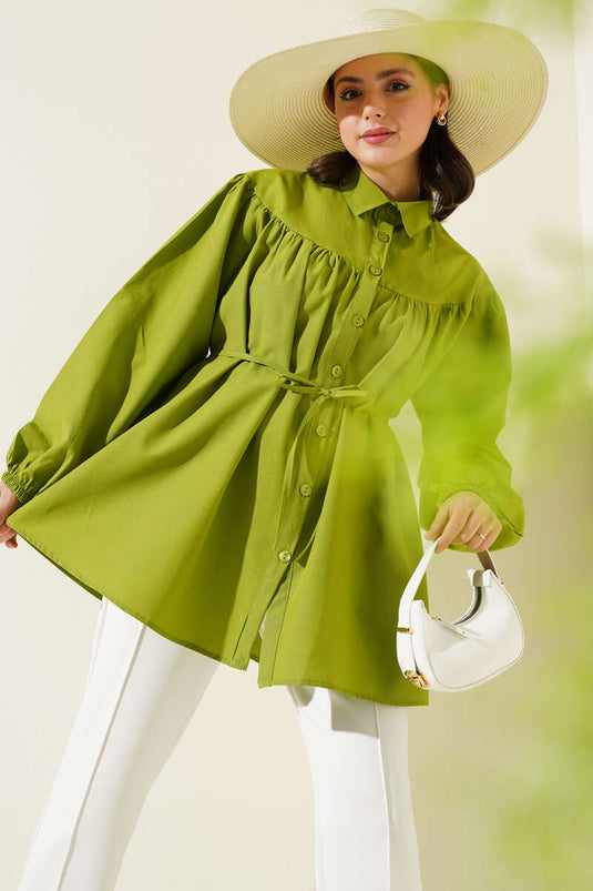 قميص أخضر مع صدر مجمع