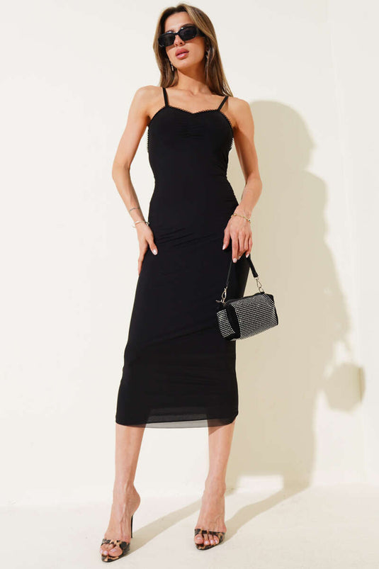 Schwarzes Kleid mit Brustfalten und Seilträgern