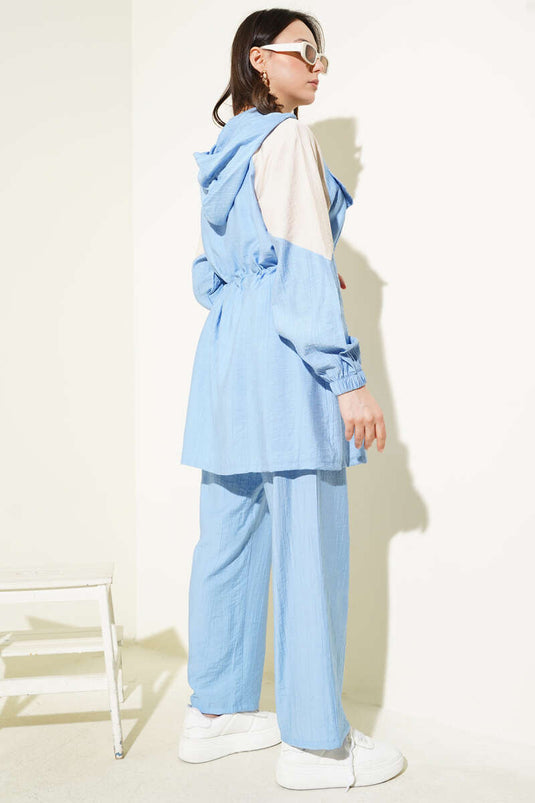 بدلة زرقاء مكونة من قطعتين مزينة بجيب على الصدر