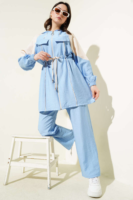 بدلة زرقاء مكونة من قطعتين مزينة بجيب على الصدر