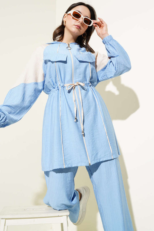 بدلة زرقاء مكونة من قطعتين مزينة بجيب على الصدر