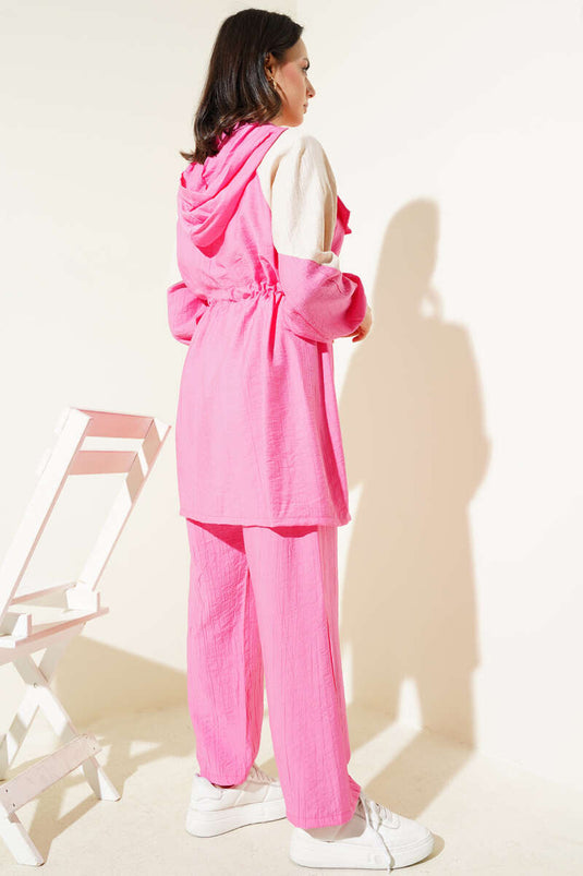 Costume deux pièces rose garni de rabats et de poches poitrine