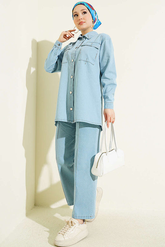 Ensemble en jean bleu clair avec perles goutte et poche poitrine