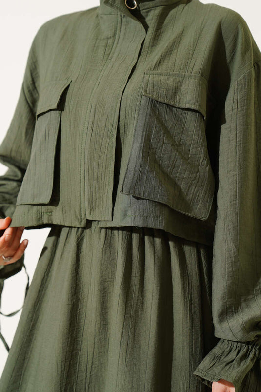 Costume deux pièces à jupe zippée et poche poitrine kaki