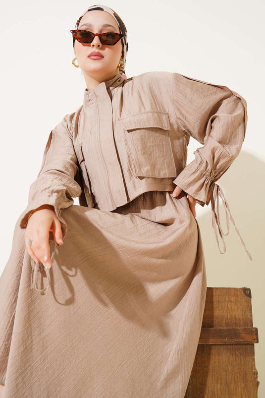 Costume deux pièces à jupe zippée et poche poitrine, couleur café au lait