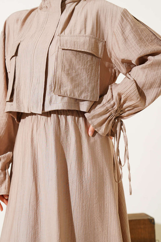 Costume deux pièces à jupe zippée et poche poitrine, couleur café au lait