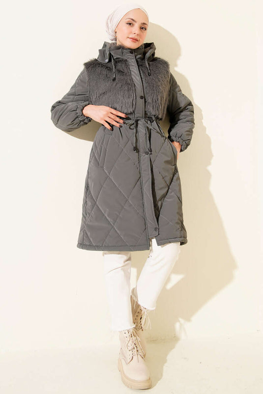 Manteau matelassé à capuche avec poitrine en fourrure, gris foncé