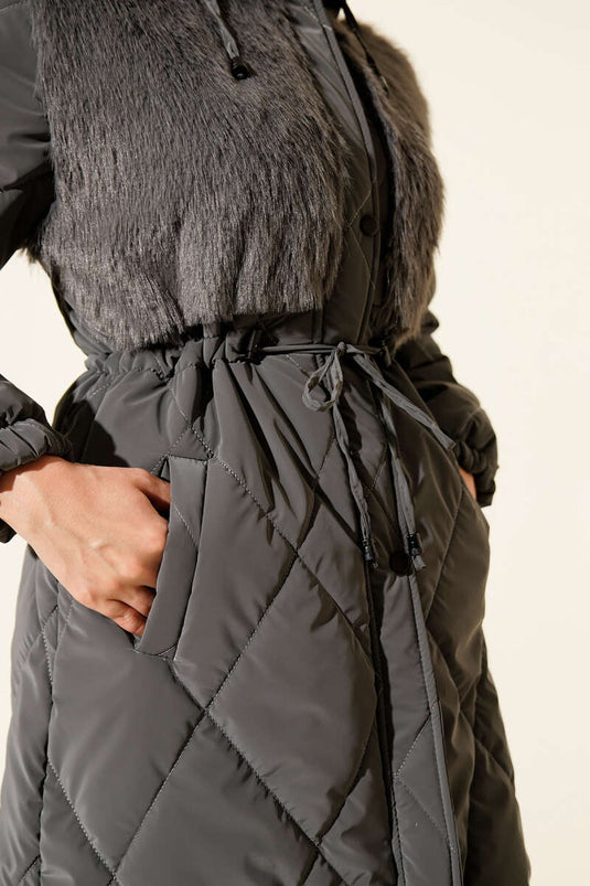 Manteau matelassé à capuche avec poitrine en fourrure, gris foncé