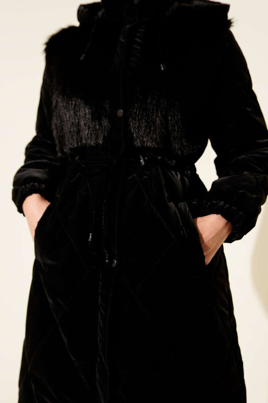 Göğüs Kürklü Kapüşonlu Kapitone Mont Siyah