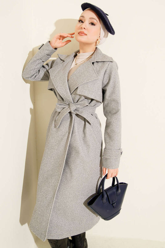 Manteau en cachemire gris avec détail au niveau de la poitrine