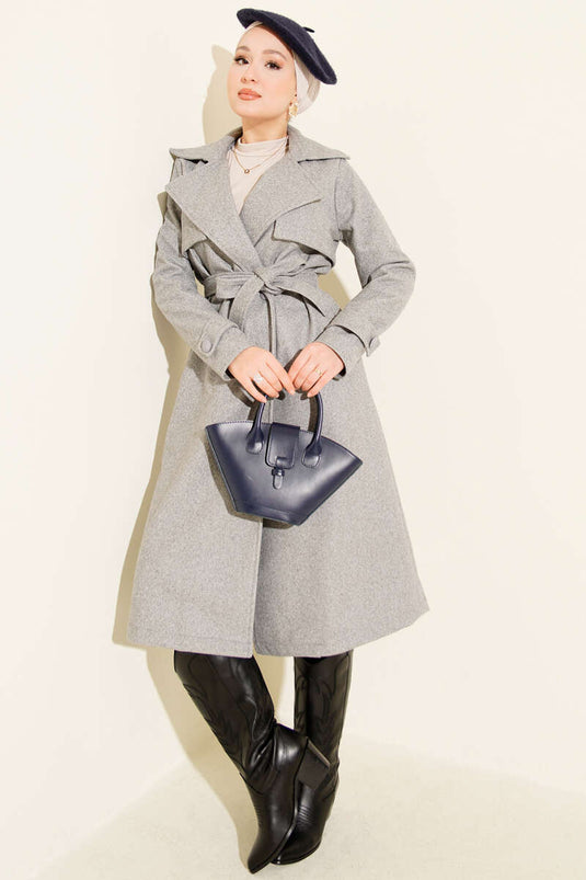 Manteau en cachemire gris avec détail au niveau de la poitrine