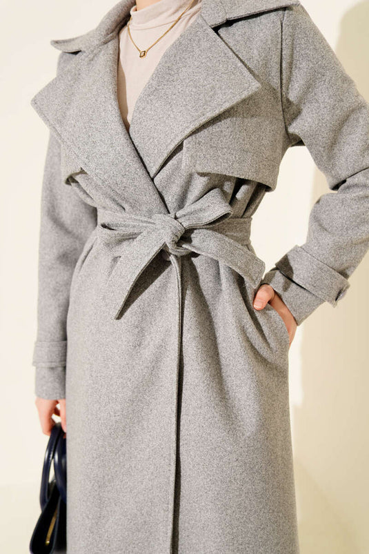 Manteau en cachemire gris avec détail au niveau de la poitrine