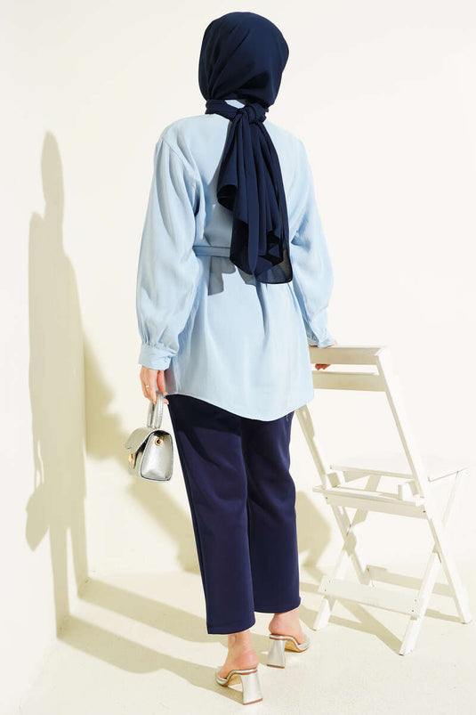 قميص مودال أزرق بحزام وعباءة صدرية