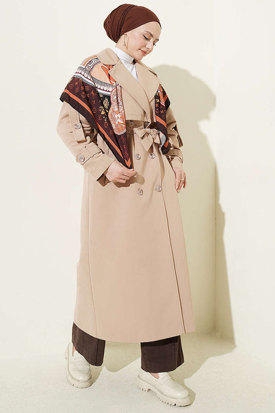 Beiger Langer Trenchcoat Mit Brustcape Und Gürtel