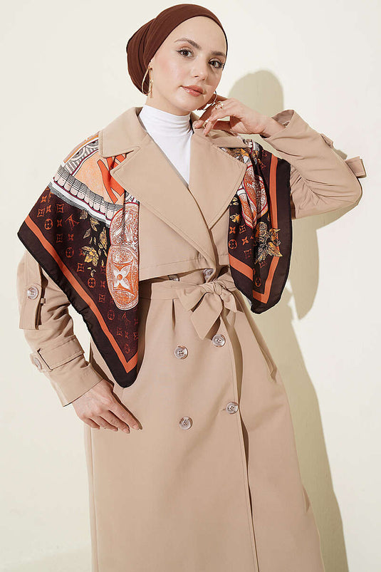 Beiger Langer Trenchcoat Mit Brustcape Und Gürtel