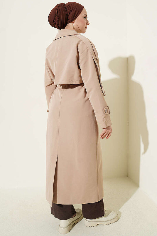 Beiger Langer Trenchcoat Mit Brustcape Und Gürtel