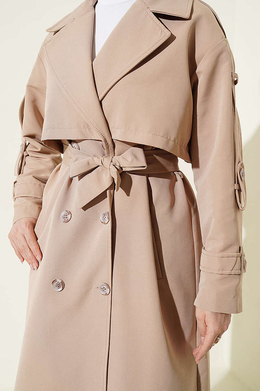 Beiger Langer Trenchcoat Mit Brustcape Und Gürtel