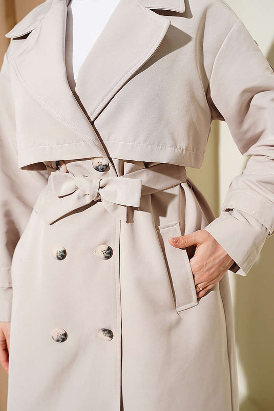 Langer Trenchcoat Mit Brustcape Und Gürtel Aus Steinen