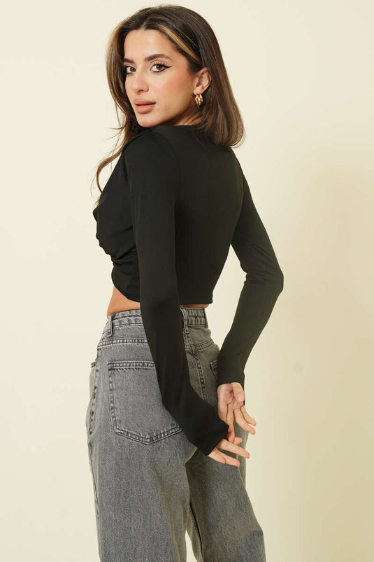 بلوزة قصيرة بأكمام طويلة مع مشبك صدر باللون الأسود