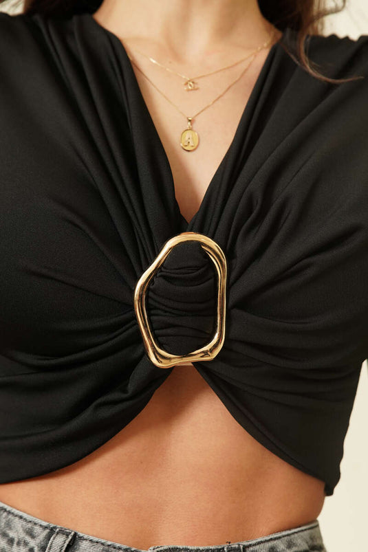 بلوزة قصيرة بأكمام طويلة مع مشبك صدر باللون الأسود