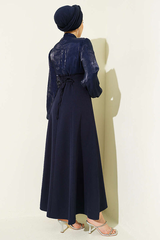 Robe de soirée bleu marine à manches ballon avec accessoires dorés