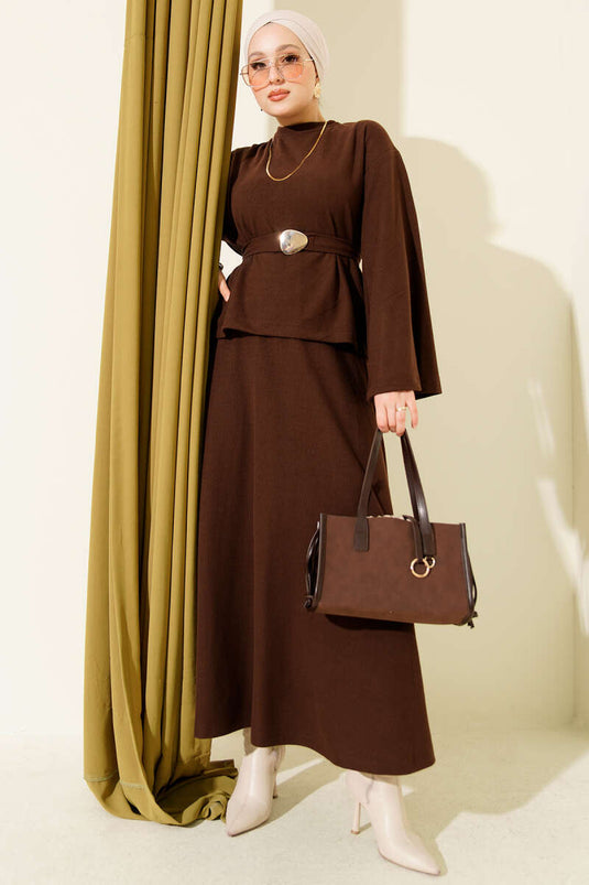 Two-piece set in coffee brown with ribbed skirt and gold accessories.