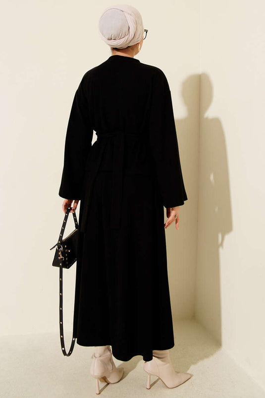 Ensemble deux pièces noir avec jupe en velours côtelé et accessoires dorés