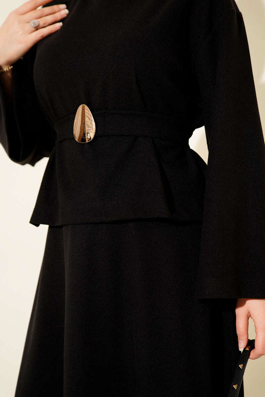 Ensemble deux pièces noir avec jupe en velours côtelé et accessoires dorés