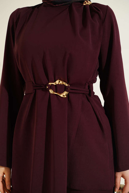 Ensemble double bordeaux avec ceinture ornée d'accessoires dorés