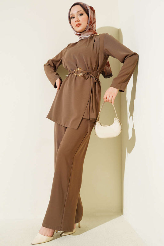 Ensemble Deux Pièces Ceinturé avec Accessoires Dorés, Couleur Vison