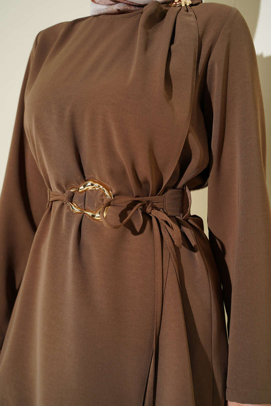 Ensemble Deux Pièces Ceinturé avec Accessoires Dorés, Couleur Vison