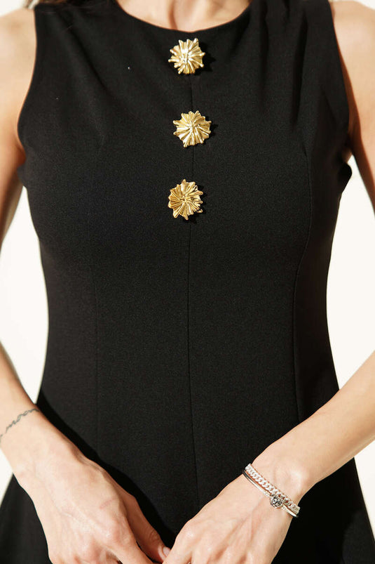 فستان قصير بدون أكمام أسود مع إكسسوار ذهبي