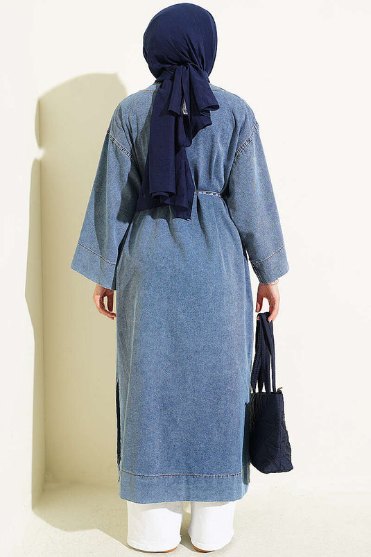 Lange Jas Met Goudkleurige Accessoires In Lichtblauw