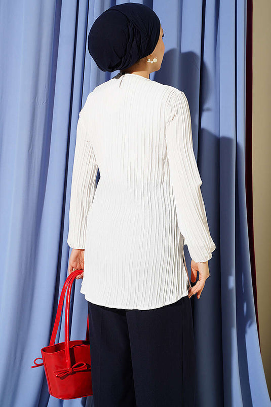 Tunique Écru Avec Ceinture Ornée Et Accessoires