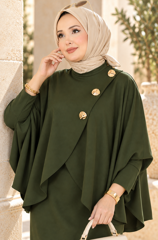 Ensemble Deux Pièces Avec Broche Dorée Et Jupe Asymétrique Kaki