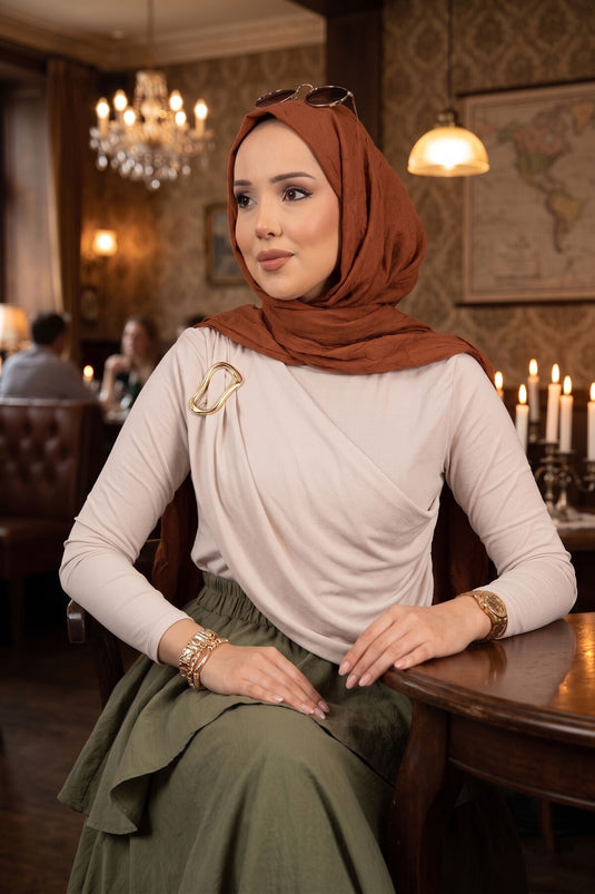 جسم ساندي بتفاصيل دبوس ذهبي