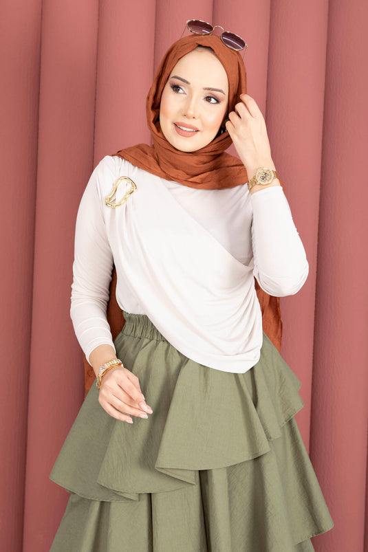 جسم ساندي بتفاصيل دبوس ذهبي