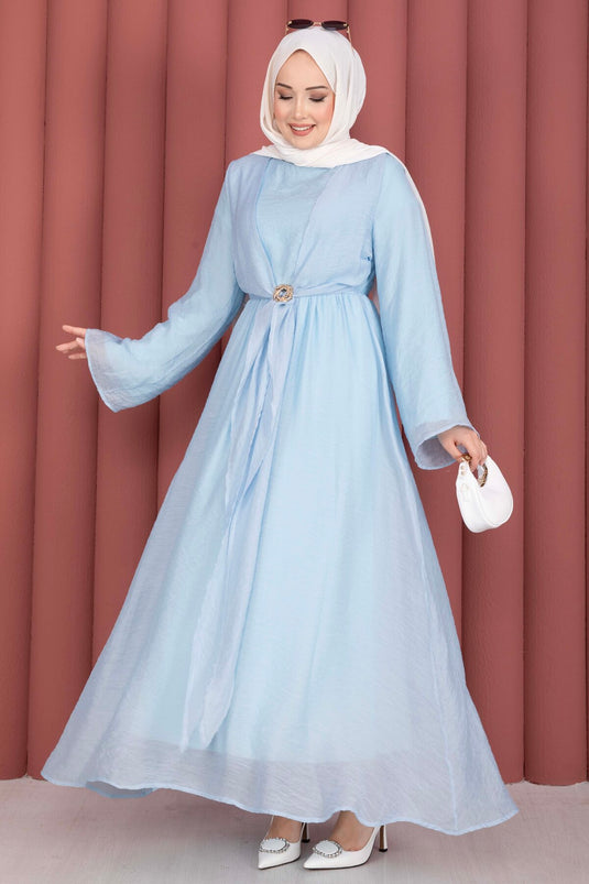 Robe avec boléro intégré et broche dorée, bleu bébé
