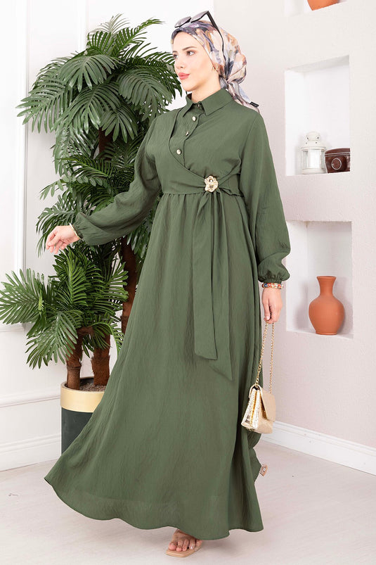 Robe Modeste Avec Broche Dorée Et Lien Latéral En Kaki