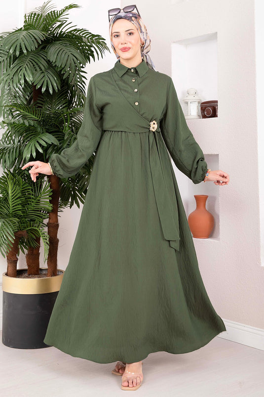 Robe Modeste Avec Broche Dorée Et Lien Latéral En Kaki