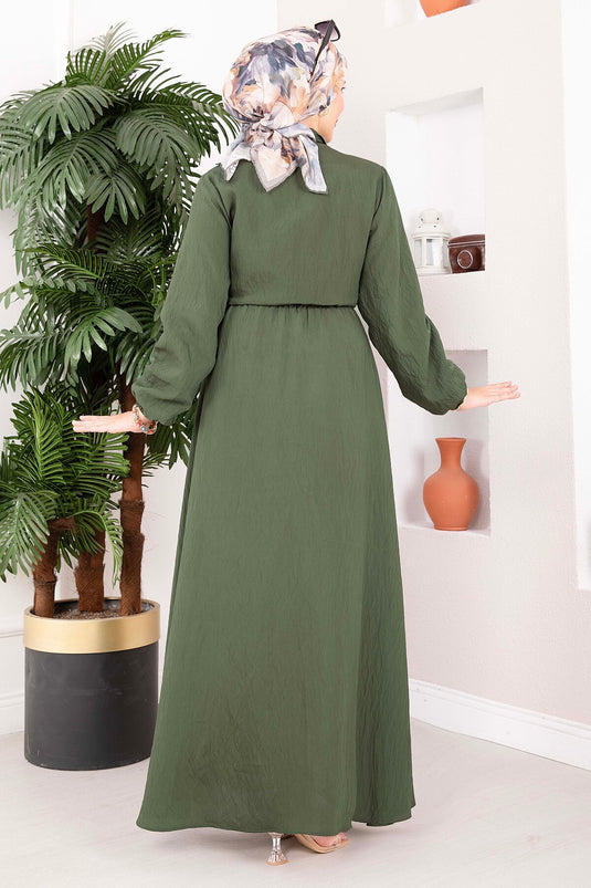 Robe Modeste Avec Broche Dorée Et Lien Latéral En Kaki