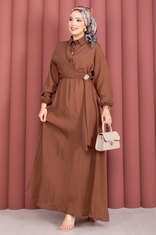 Modest Fashion Kleid mit seitlicher Bindung und goldener Brosche, Kaffeefarben