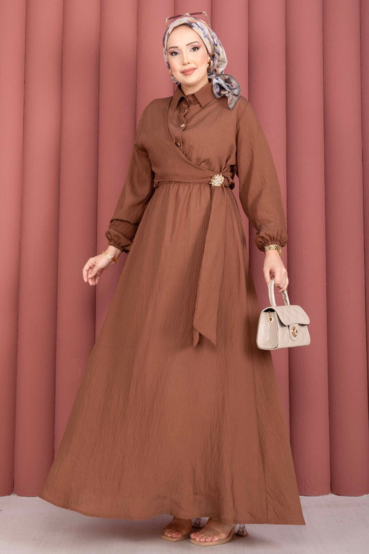 Modest Fashion Kleid mit seitlicher Bindung und goldener Brosche, Kaffeefarben