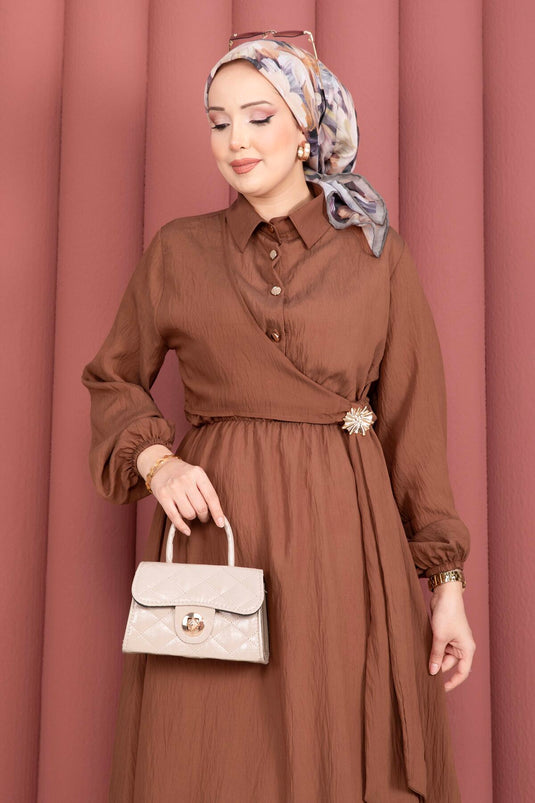 Modest Fashion Kleid mit seitlicher Bindung und goldener Brosche, Kaffeefarben